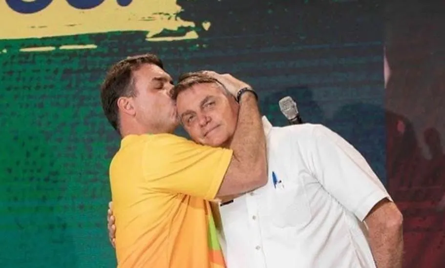 Senador Flávio Bolsonaro ao lado do pai, o ex-presidente Jair Bolsonaro. (Foto: Redes Sociais).