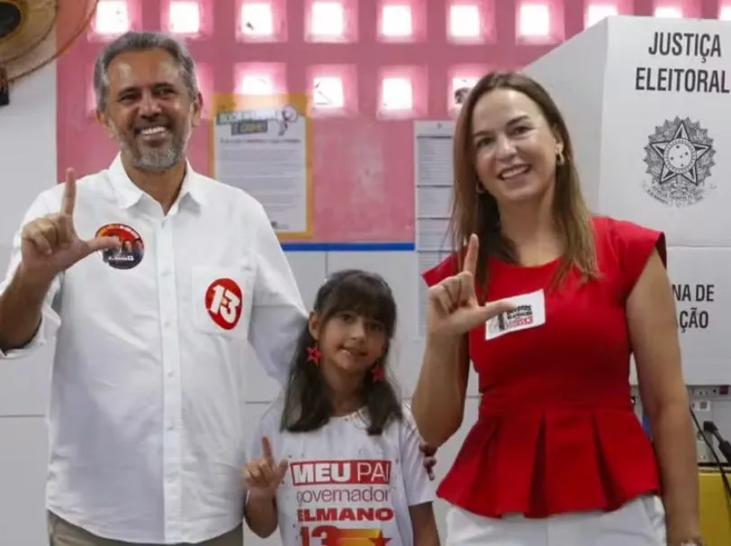Elmano de Freitas (PT) vota em Caucaia, na Grande Fortaleza