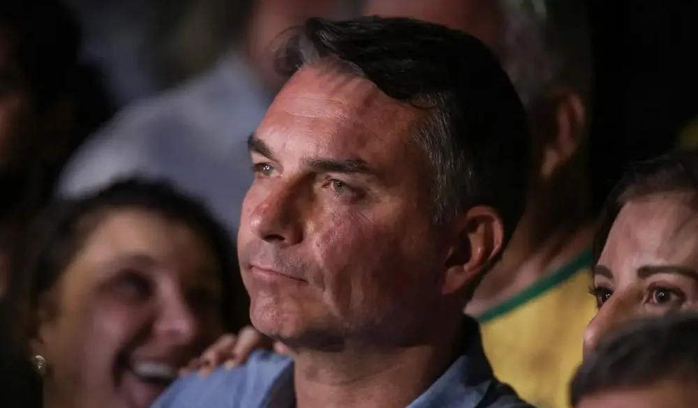 Em sabatina, Flávio não explica propostas e faz acusações sem provas