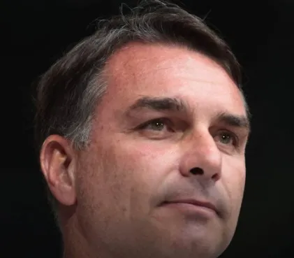Flávio Bolsonaro apaga posts em que chamava Bolsa família de “Bolsa farelo”