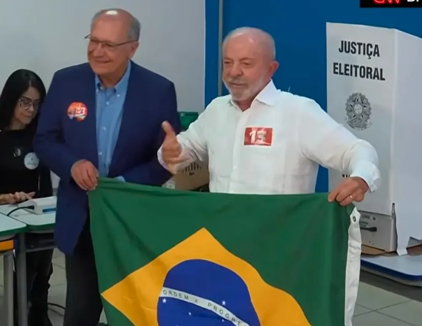 Lula vota em São Bernardo: ‘O que o povo fez comigo nesses dias, não tenho como pagar’