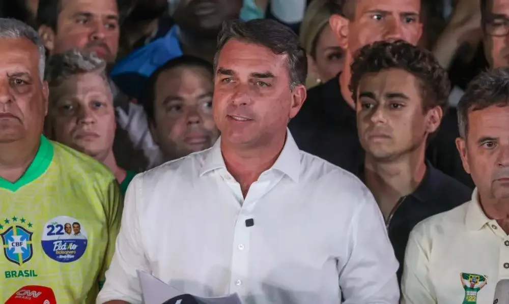 Em carta golpista, Flávio agradece Milei e Trump por apoio para fuga